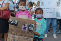 El Salvador im Ausnahmezustand 2022. Angehörige von willkürlich Verhafteten fordern deren Freilassung. © privat / Amnesty International